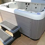 Abelia, Two Terraces, Hot Tub, Free Parking *
