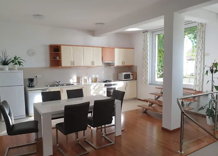 Abelia, Two Terraces, Hot Tub, Free Parking *