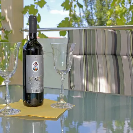 Abelia, Two Terraces, Hot Tub, Free Parking *