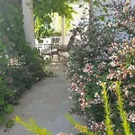 Daire Abelia, Two Terraces, Hot Tub, Free Parking *