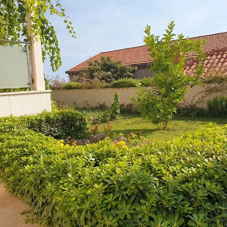 Abelia, Two Terraces, Hot Tub, Free Parking Apartment *