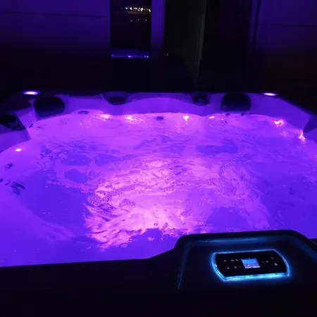 Abelia, Two Terraces, Hot Tub, Free Parking *