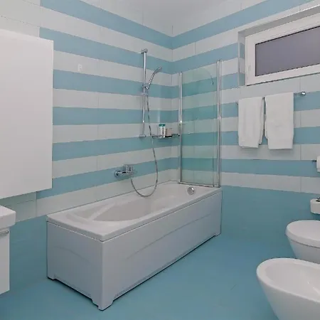 Abelia, Two Terraces, Hot Tub, Free Parking *