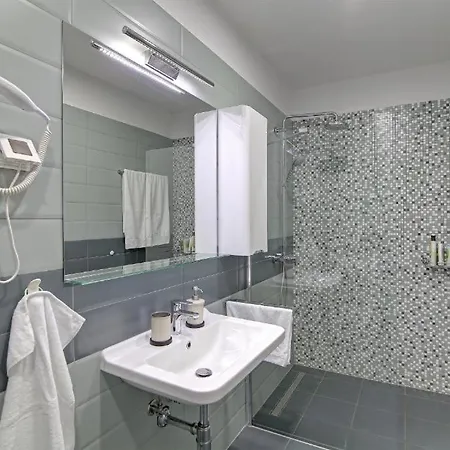 Abelia, Two Terraces, Hot Tub, Free Parking Apartment