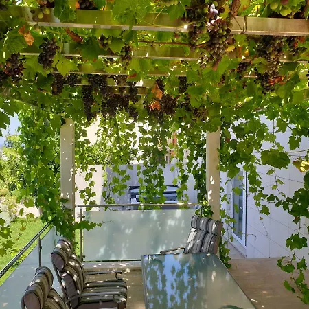 Daire Abelia, Two Terraces, Hot Tub, Free Parking