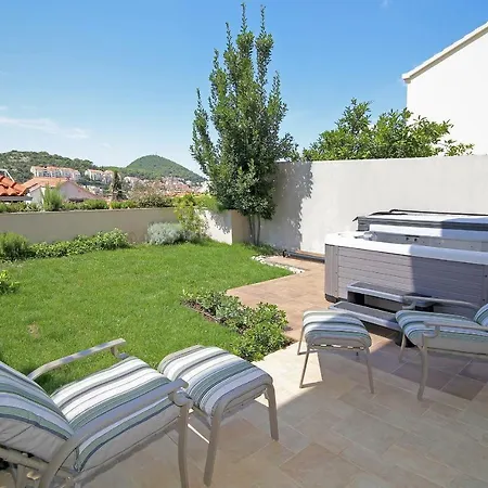 Abelia, Two Terraces, Hot Tub, Free Parking Apartment *