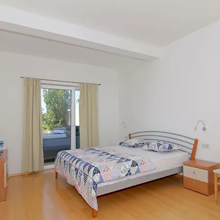 Abelia, Two Terraces, Hot Tub, Free Parking Apartment *