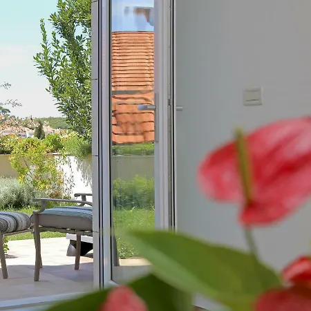 Abelia, Two Terraces, Hot Tub, Free Parking Apartment