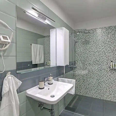 Apartment Abelia, Two Terraces, Hot Tub, Free Parking *