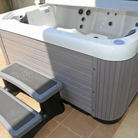 Abelia, Two Terraces, Hot Tub, Free Parking *