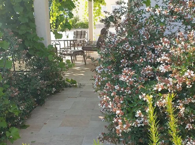 Apartment Abelia, Two Terraces, Hot Tub, Free Parking *