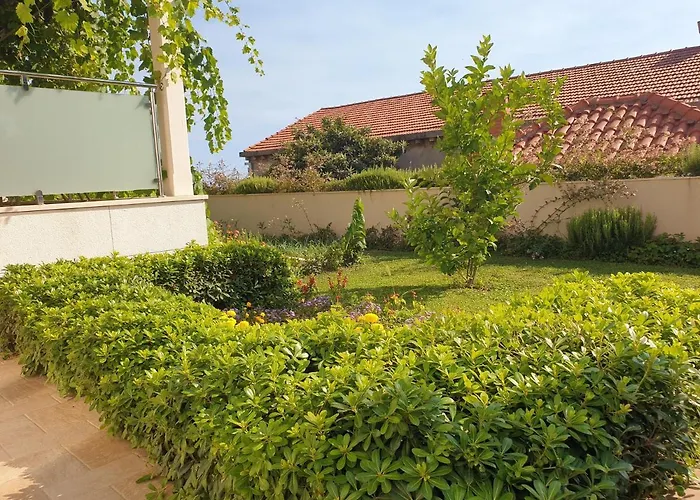 Abelia, Two Terraces, Hot Tub, Free Parking Apartment *