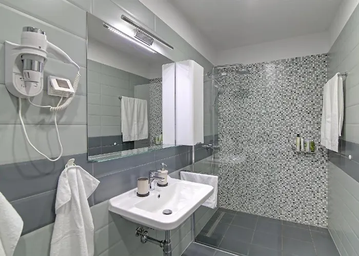 Abelia, Two Terraces, Hot Tub, Free Parking Apartment