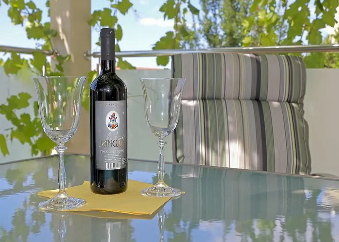 Abelia, Two Terraces, Hot Tub, Free Parking *