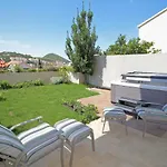 Abelia, Two Terraces, Hot Tub, Free Parking شقة *
