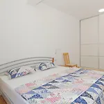 Abelia, Two Terraces, Hot Tub, Free Parking شقة