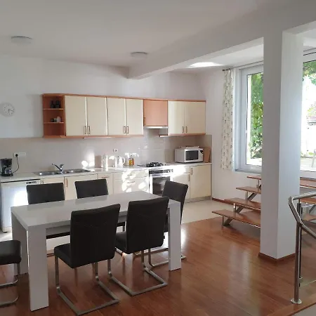 Abelia, Two Terraces, Hot Tub, Free Parking *