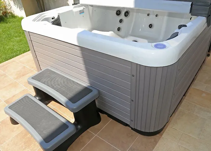 Abelia, Two Terraces, Hot Tub, Free Parking *